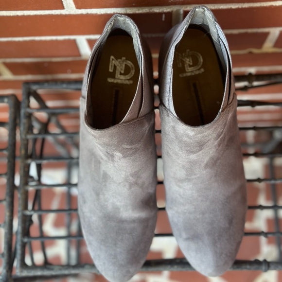 LIKE NEW | NEW DIRECTIONS Women’s Gray Faux Suede Tarby booties l Size 9 - Picture 8 of 8